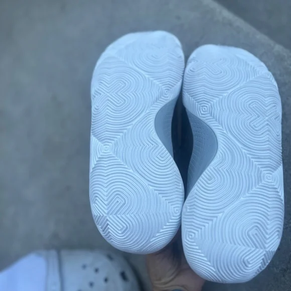 NWOT Under armour 7Y kids running shoes - Picture 4 of 6